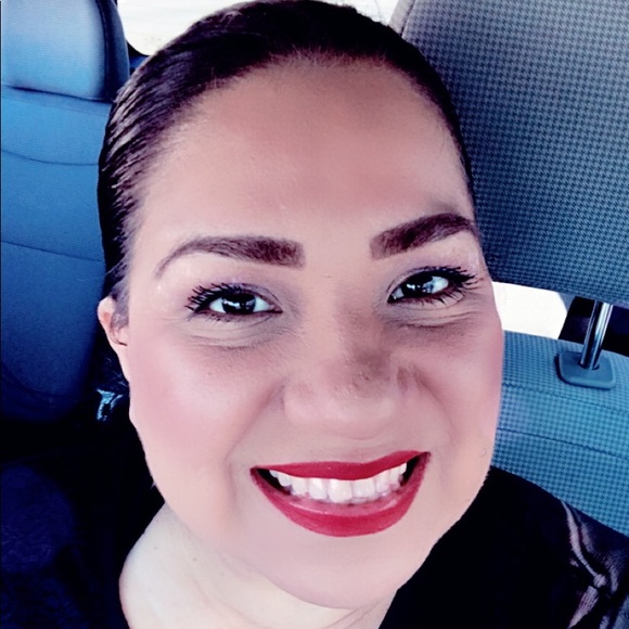 Meet your posher, Sylvia - Picture 3 of 5